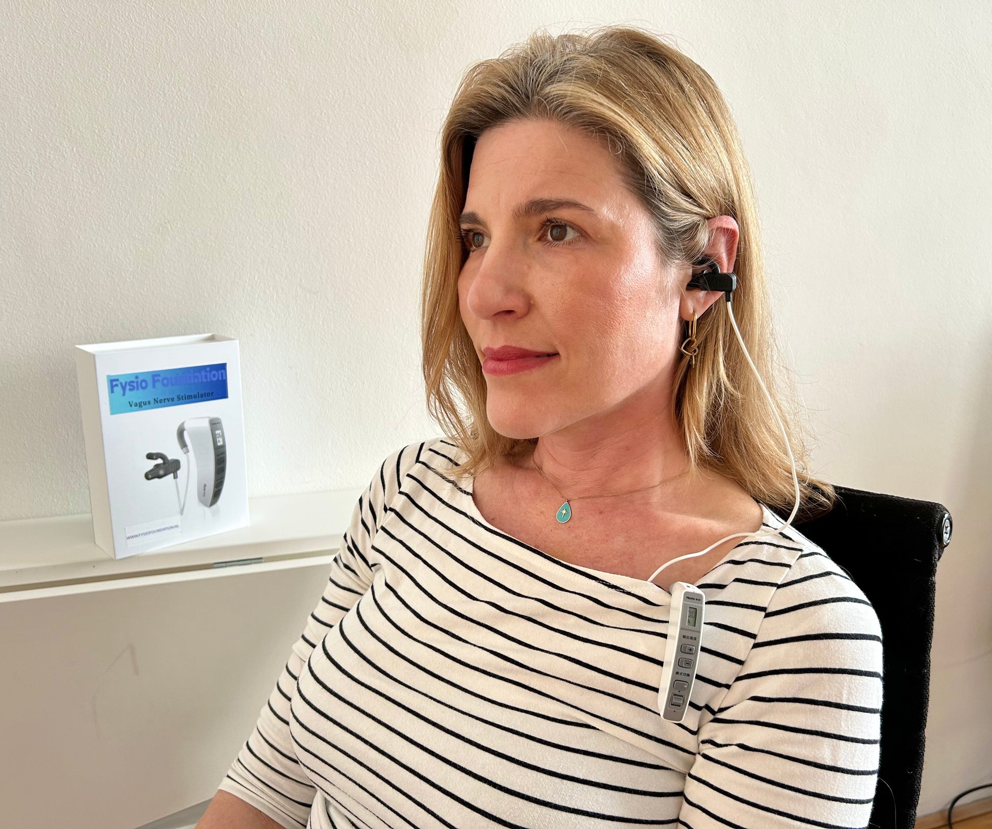 vrouw met transcutane nervus vagus stimulator op oor